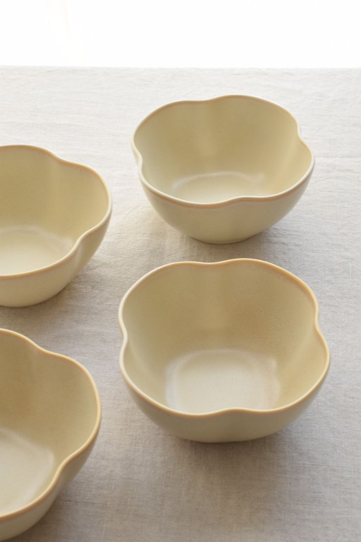 Serving bowls for shared meals