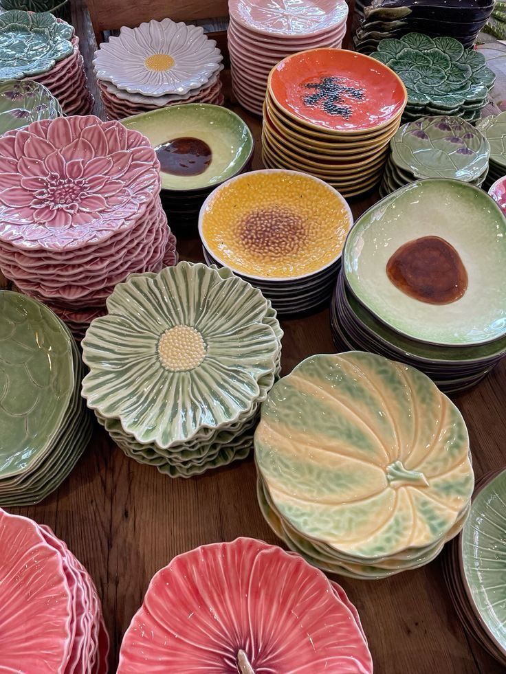Accent plates for layered table styling