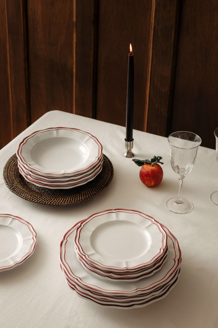 Ceramic table pieces for everyday dining